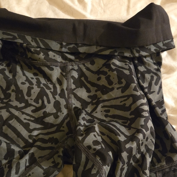 lululemon athletica Black and Gray Patterned Leggings - Picture 2 of 5